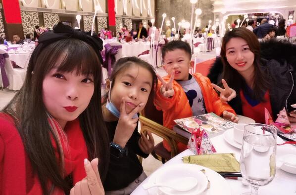 黃絲茗（左一）及女兒（左二）和朋友們在一起