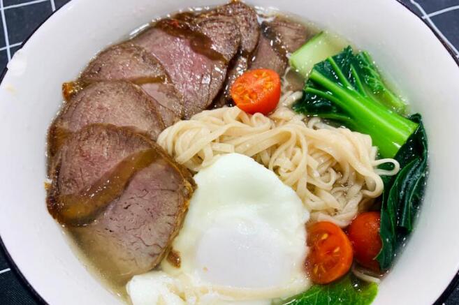 沈貞飛制作的牛腱子雞蛋面