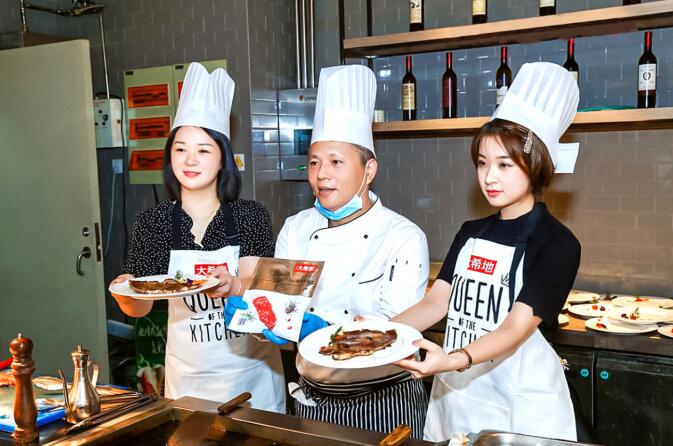 林英（左）參加美食團(tuán)組織的體驗(yàn)活動(dòng)