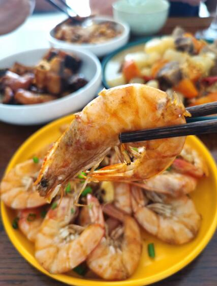 美食團(tuán)團(tuán)長(zhǎng)袁麗娟烹飪的美食團(tuán)大蝦