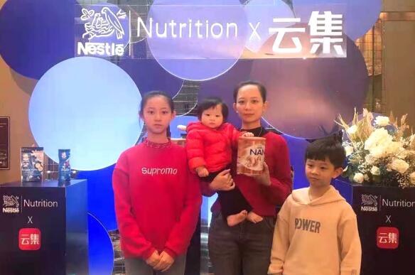 劉妙雙和孩子們參加云集的活動
