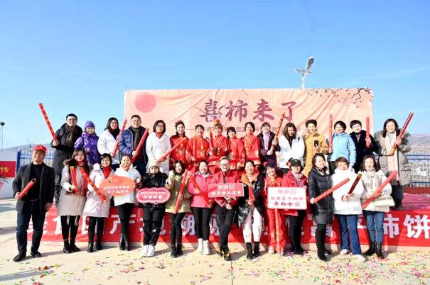 周梅珠（前左二）參加的富平柿餅溯源活動